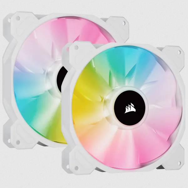 Twee computerventilators met RGB-verlichting in verschillende kleuren, gemonteerd in een wit computerbehuizing. Merklogo in het midden.
