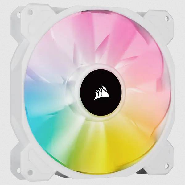 Een witte computerventilator met RGB-verlichting vertoont een regenboogpatroon. Het merk van de ventilator bevindt zich in het midden.