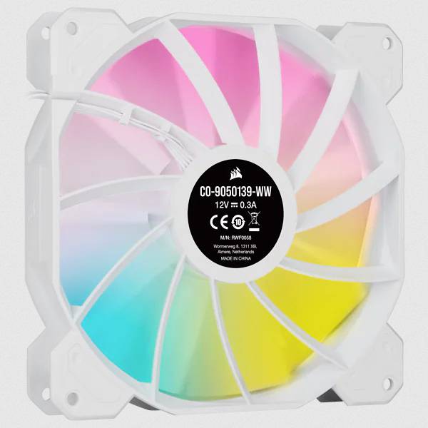 Een pc-ventilator met RGB-verlichting, toont een kleurverloop van blauw via wit naar roze. Sticker in het midden bevat technische details.