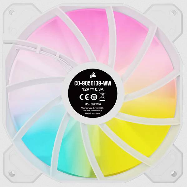 Een kleurrijke computerventilator met verlichte LED's in regenboogkleuren. Centraal zwart etiket met technische specificaties en logo's.