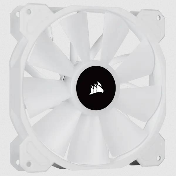 Een witte computerventilator met een centraal zwarte cirkel die een bedrijfslogo bevat. De ventilator heeft acht bladen.