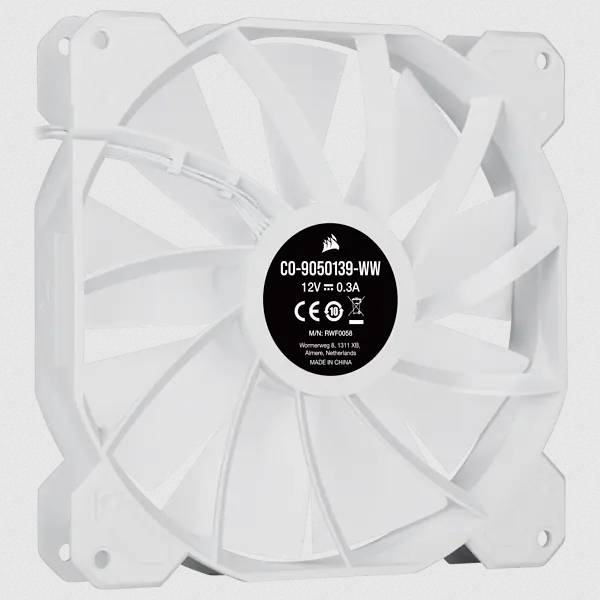Een witte computerventilator met een etiket in het midden dat technische specificaties aangeeft: modelnummer, spanning en stroomsterkte.
