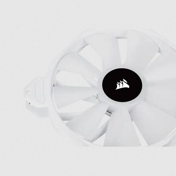 Een witte computer ventilator met acht vleugels en een centraal zwarte cirkel waarop een logo is afgebeeld.
