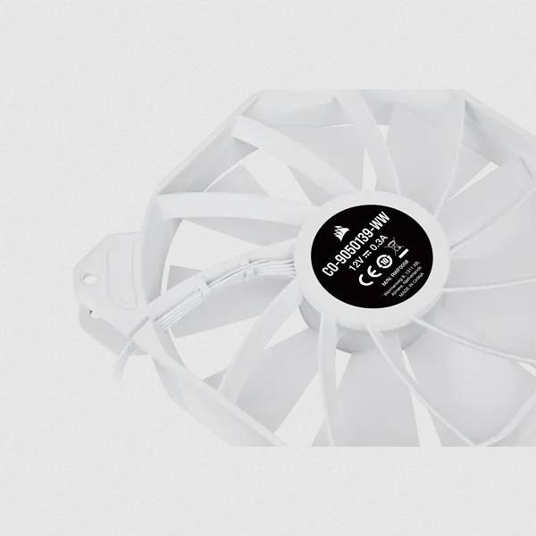 Een witte computerventilator met een centraal zwart sticker waarop technische informatie en merktekens staan.
