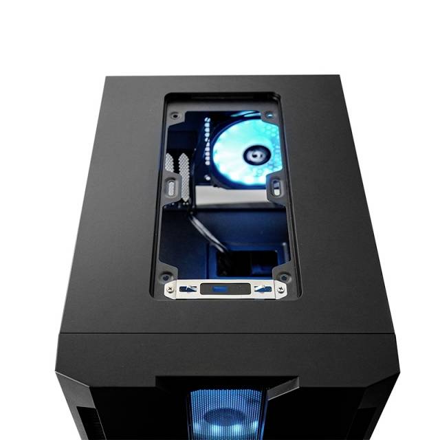 Een zwarte computerbehuizing met een zichtbare blauwe ventilator aan de bovenkant, die zorgt voor koeling.