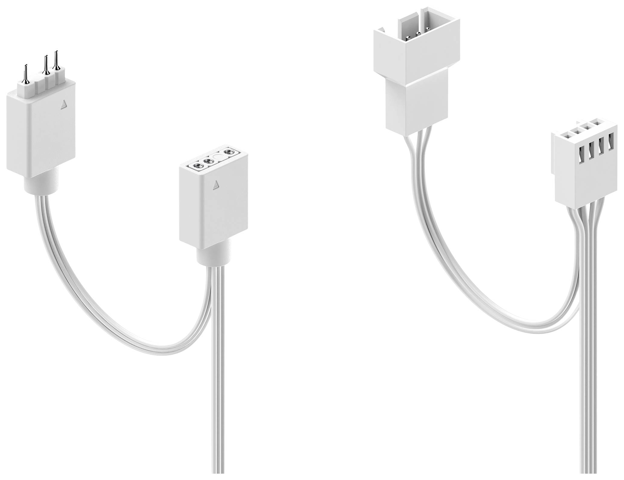 Twee witte stekkers met respectievelijk drie en vier pinnen, verbonden door grijze kabels. Geschikt voor LED- of PC-componenten.