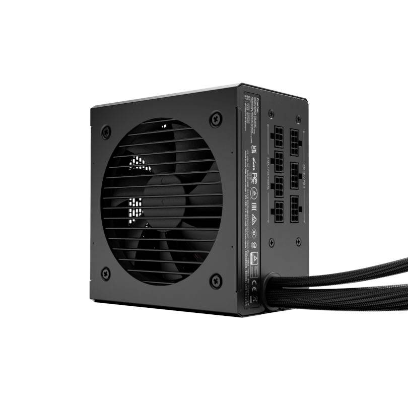 Zwart pc-voedingsapparaat met zichtbare ventilator en aansluitingen, geschikt voor montage in computerbehuizingen. Kabels zijn aangesloten.