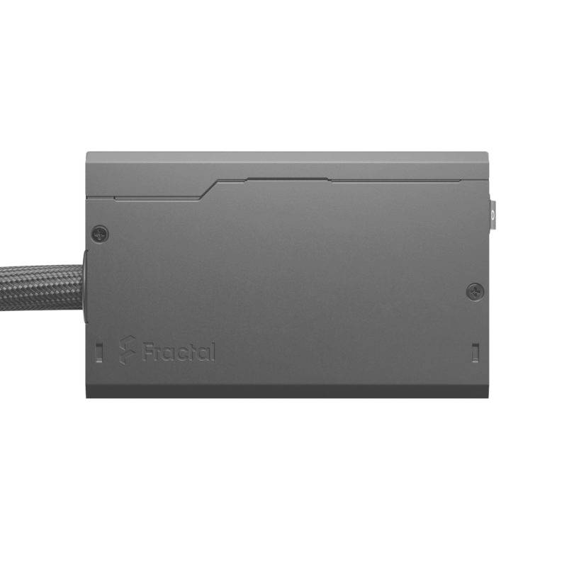 Een rechthoekige, grijze computermodule met het logo 'Fractal'. Een kabel steekt aan de linkerkant uit.