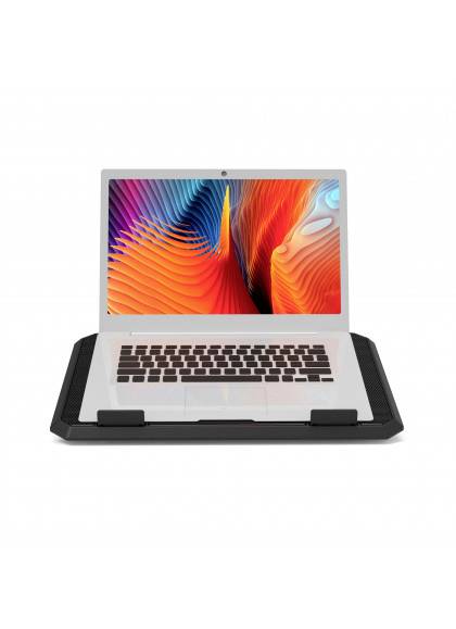 Een laptop met een kleurrijk, abstract schermpatroon op een laptopstandaard.