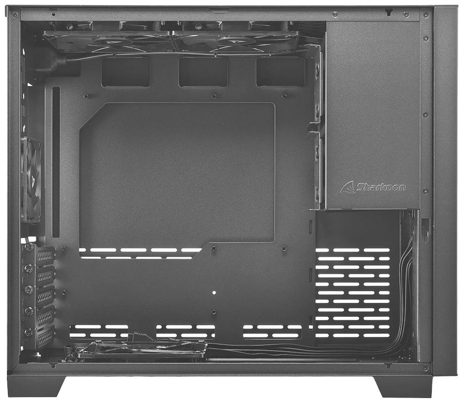 Een leeg computerbehuizing met zichtbaar verluchtingsrooster en sleuven voor uitbreidingskaarten, geschikt voor PC-componentenmontage.