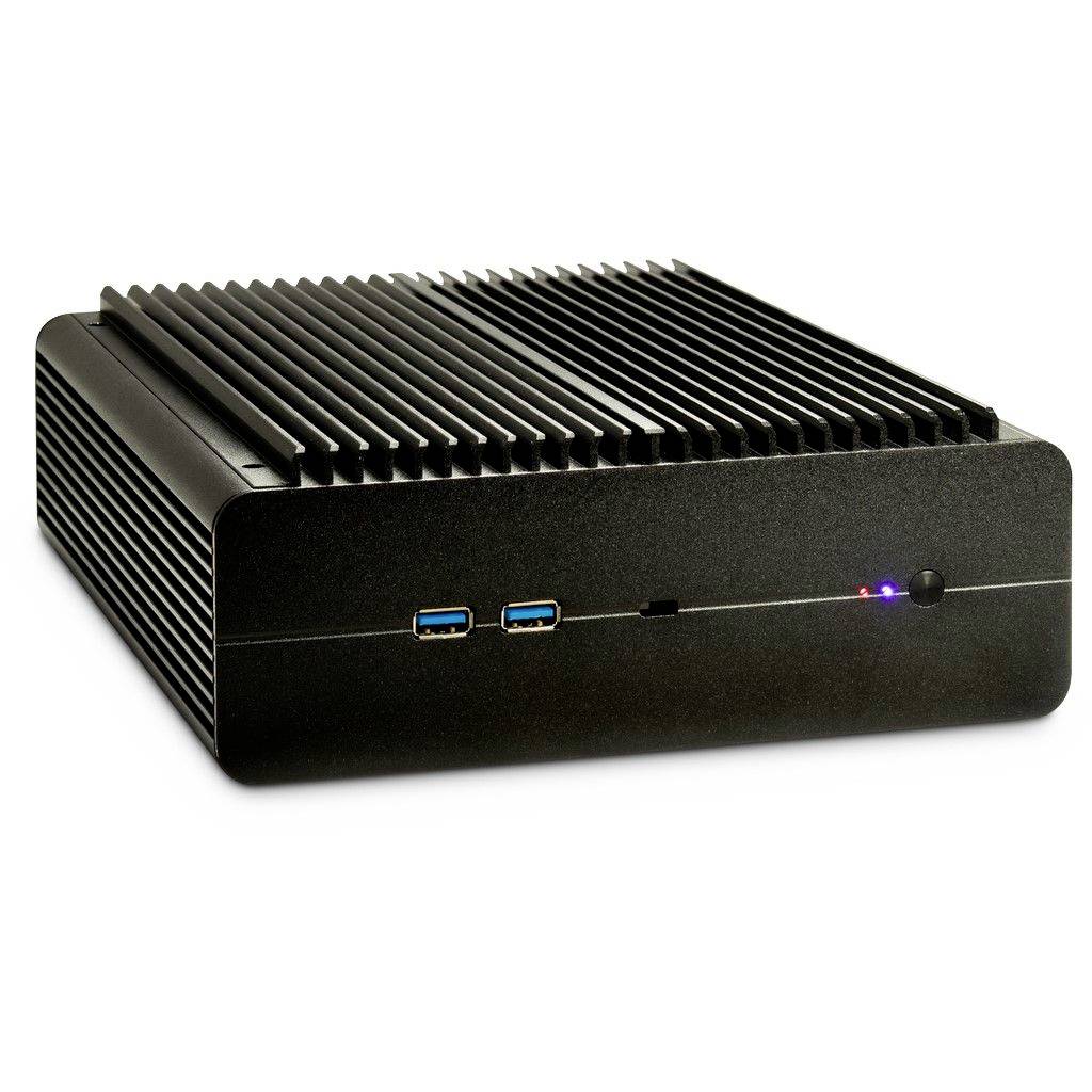 Een zwarte, rechthoekige mini-pc met ribbels aan de bovenkant en twee USB-poorten aan de voorkant.