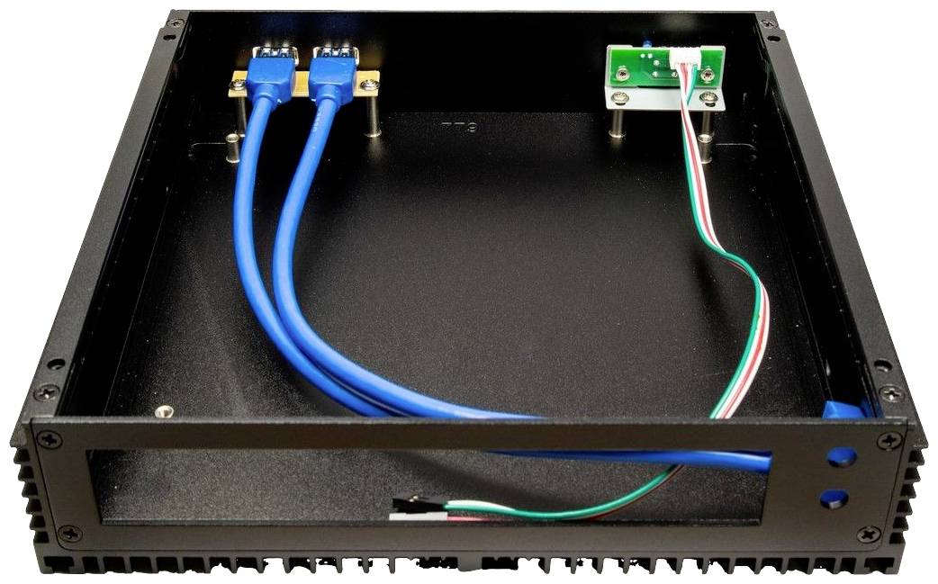 Leeg computerbehuizing met twee blauwe kabels links, verbonden met twee aansluitingen, en een kleine groene printplaat rechts.