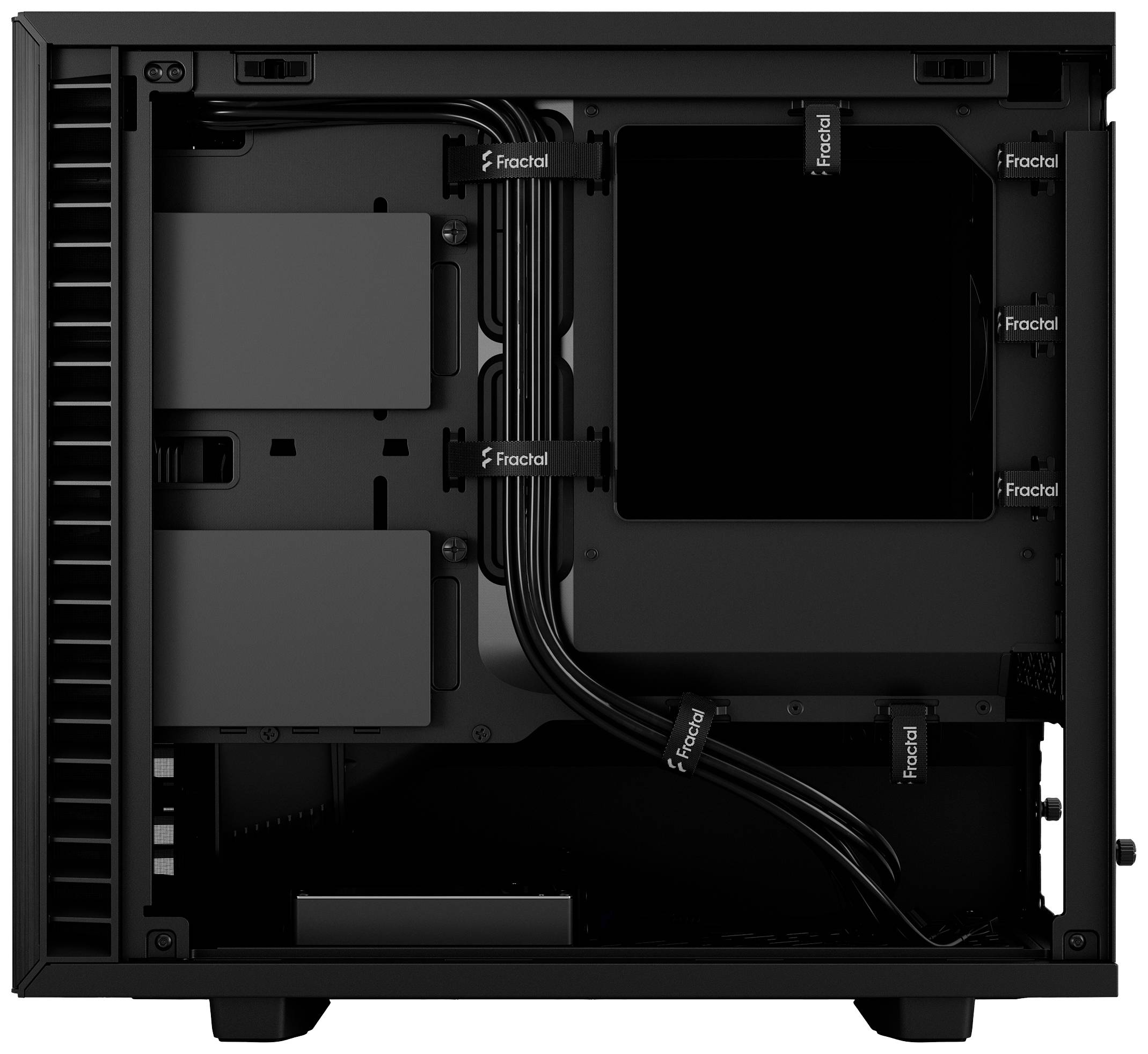 Zwart computerbehuizing van binnen, leeg, met kabelmanagement-clips gelabeld 'Fractal'; toont ruimte voor hardware-installatie.