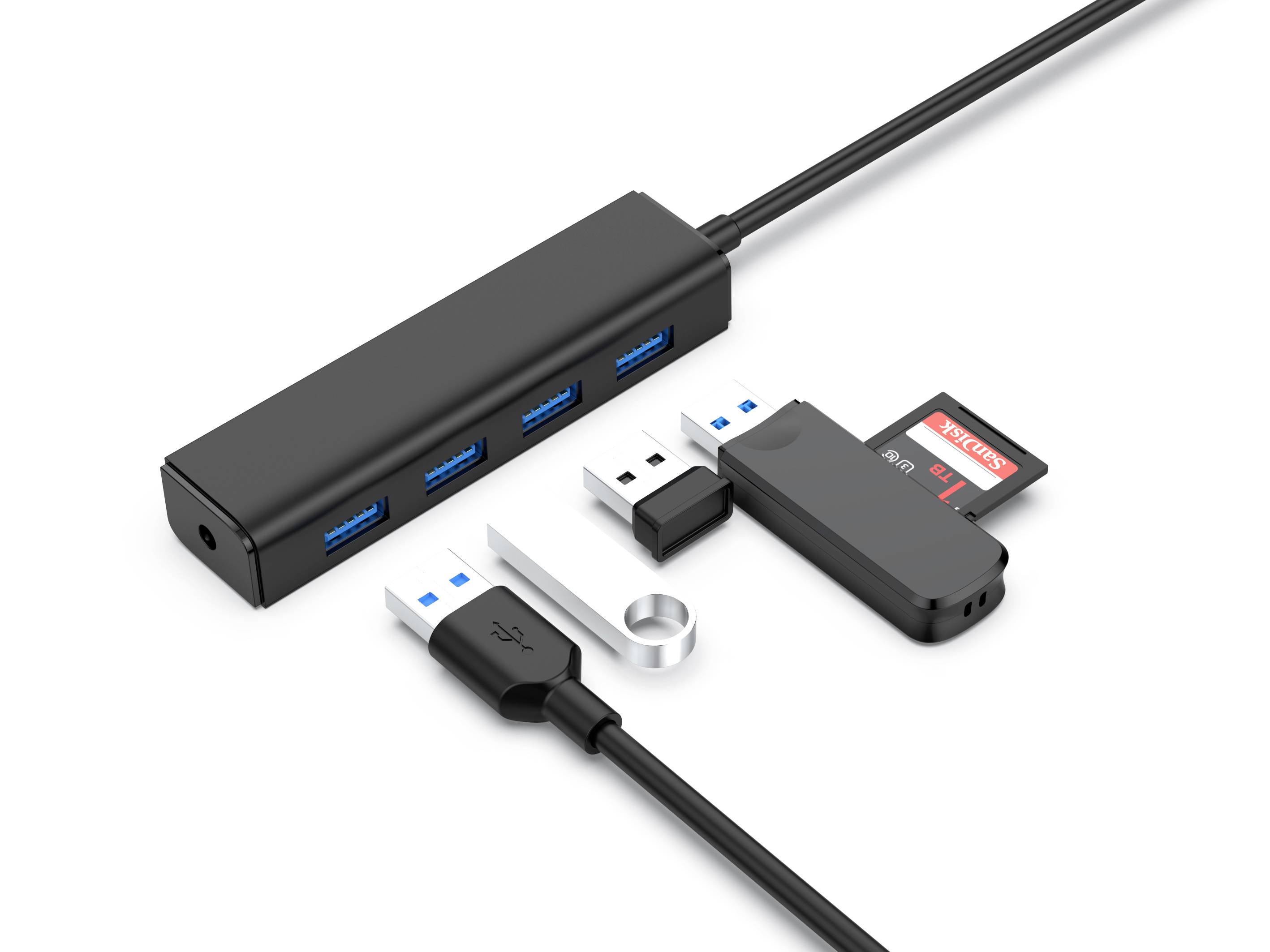 Meerpoorts USB-hub met vier poorten, SD-kaartlezer, USB-stick, kabel en adapter op witte achtergrond. Ideaal voor gegevensoverdracht.