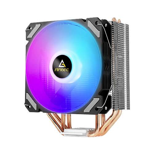 Een CPU-koeler met een grote, verlichte RGB-ventilator en koelribben links. Merkenlogo in het midden van de ventilator.