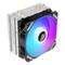 Een computer-CPU-koeler met een grote ventilator licht op in verschillende kleuren. De koeler heeft koperen heatpipes en aluminium lamellen.