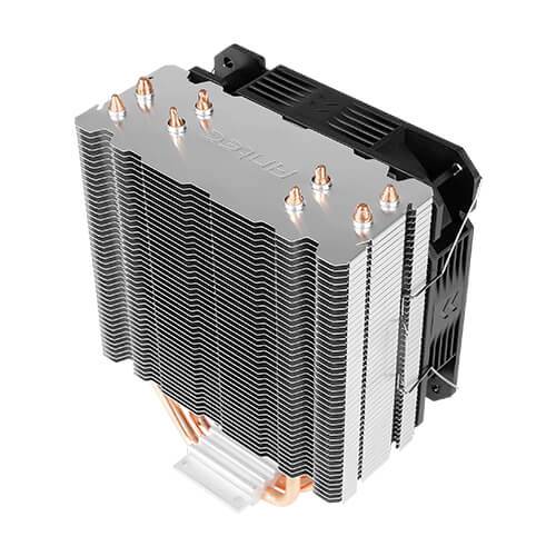 Grote CPU-koeler met meerdere aluminium vinnen en koperen heatpipes, naast een zwarte ventilator. Ontworpen voor het koelen van processors.