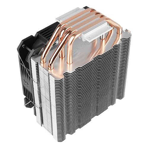 Een CPU-koeler met meerdere aluminium lamellen en koperen heatpipes voor warmteafvoer.