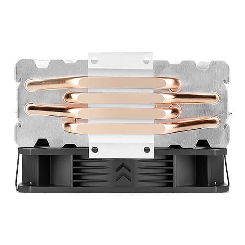 Koellichaam met koperen heatpipes en aluminium lamellen voor processor-koeling van een pc, gemonteerd op een zwarte voet.