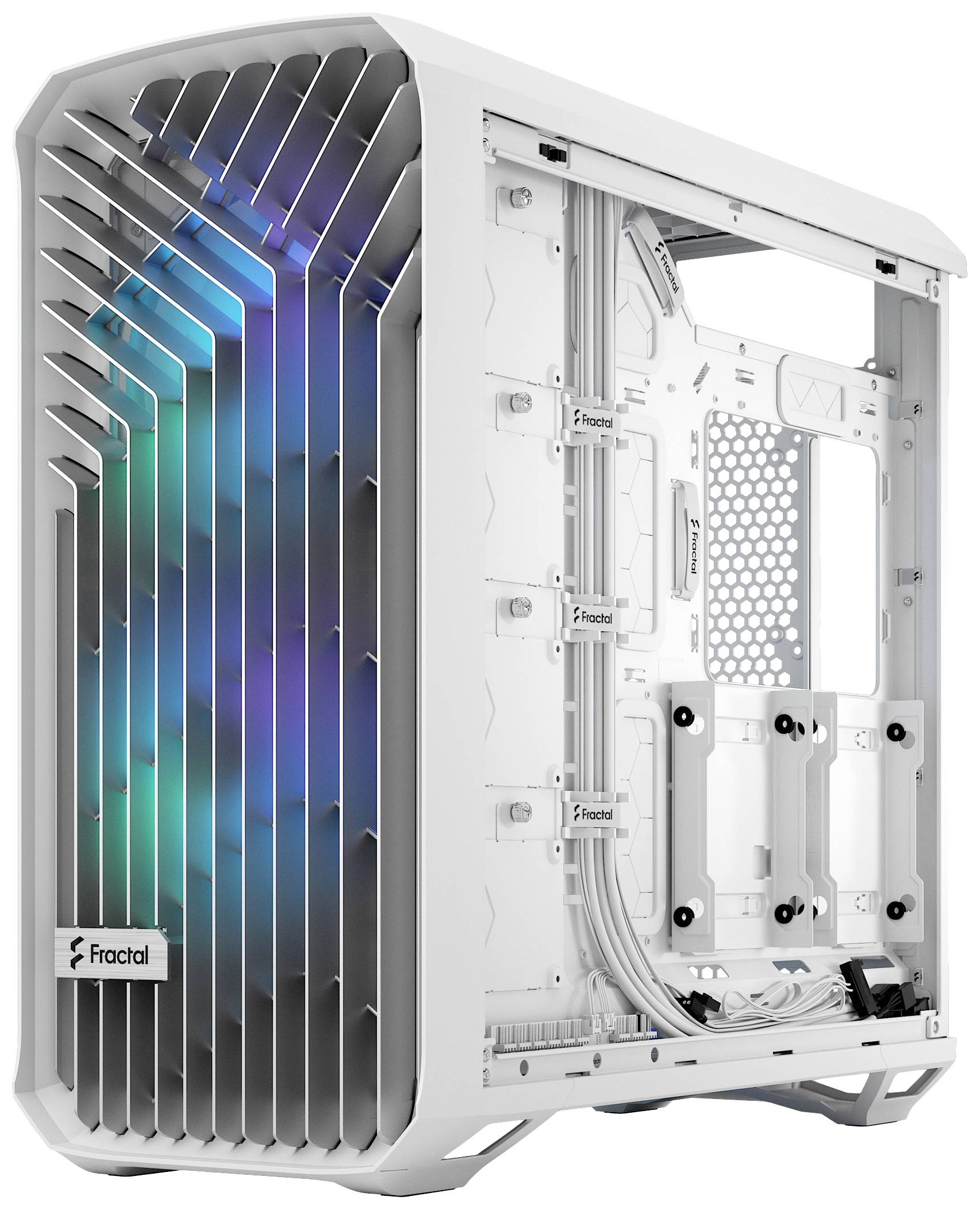 Wit computerbehuizing met open design en RGB-verlichting aan de voorkant. Ventilatiesleuven en kabelbevestigingen aanwezig.
