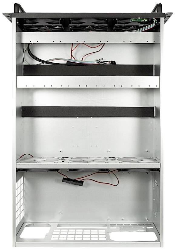 Een leeg, metalen serverrek met meerdere schappen en interne bekabeling. Bovenaan zijn verschillende ventilatoren geïnstalleerd.