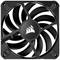 Zwarte computerventilator met wit logo in het midden. Negen gebogen ventilatorbladen, frame heeft vier hoeken met bevestigingspunten.
