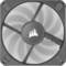Een grijze computerventilator met een centraal logo. De schoepen zijn in beweging, wat wijst op een koelfunctie.