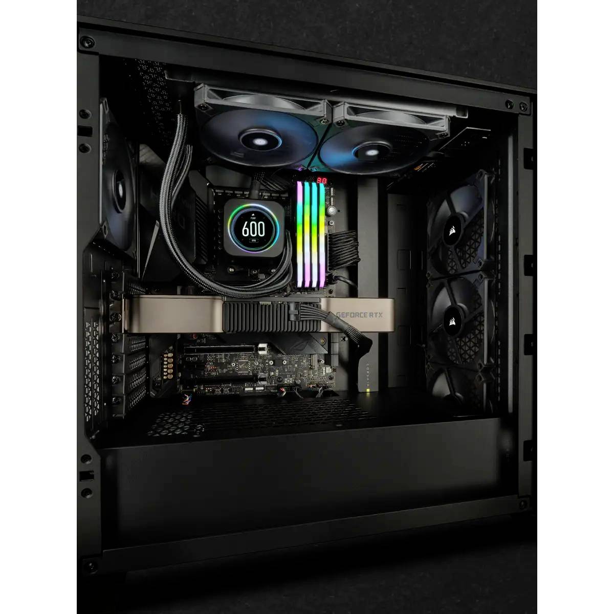 Een geopende computer toont het binnenwerk met RGB-verlichte RAM, een waterkoelsysteem en grafische kaart.