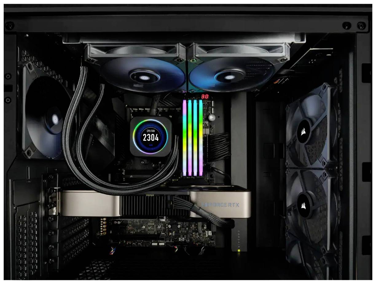 Een geopende computer die krachtige hardware laat zien: Twee ventilatoren bovenaan, RGB-verlichte RAM-modules in het midden, en een grote grafische kaart onderaan.