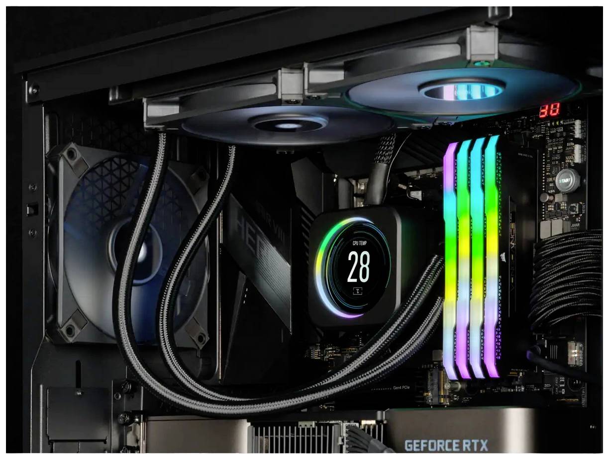 Een open computer toont verlichte RGB-componenten, inclusief ventilator en RAM. Een koelsysteem geeft de temperatuur weer met '28'.