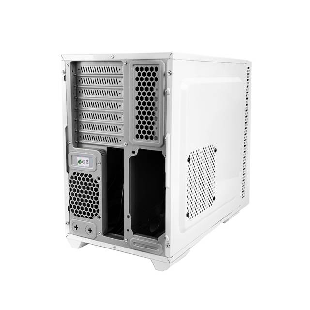 Een leeg, wit computerbehuizing met ventilatiesleuven aan de achterkant en zijkant; geschikt voor de montage van pc-componenten.