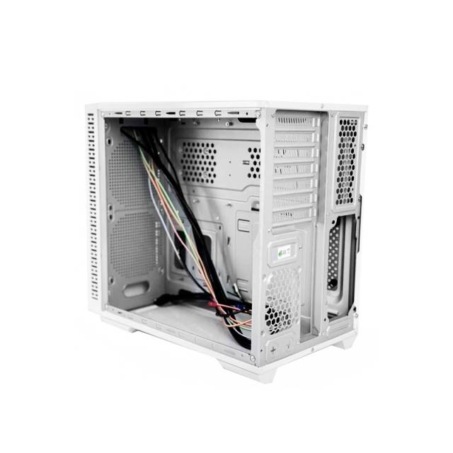 Een open pc-behuizing toont interne kabels en lege ruimte voor componentinstallatie.