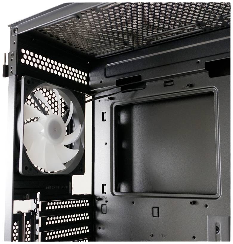 Binnenaanzicht van een leeg computerbehuizing met een zichtbare ventilator aan de achterkant en ruimte voor computercomponenten.