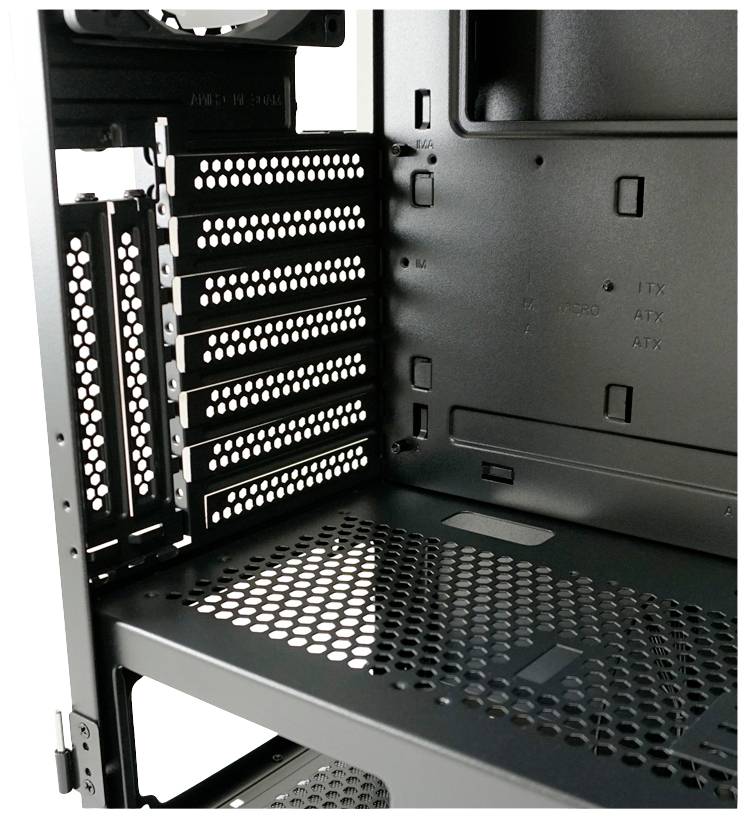 De afbeelding toont het binnenste van een computerbehuizing. Te zien zijn de houders voor uitbreidingskaarten en het geperforeerde ontwerp voor koeling.