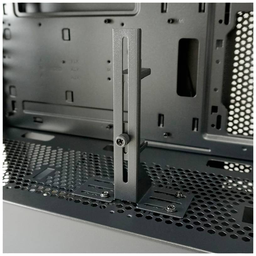 Metalen beugel aan de binnenkant van een computerbehuizing, gemonteerd op een geperforeerde bodem, die dient ter stabilisering van een verticaal geplaatste grafische kaart.