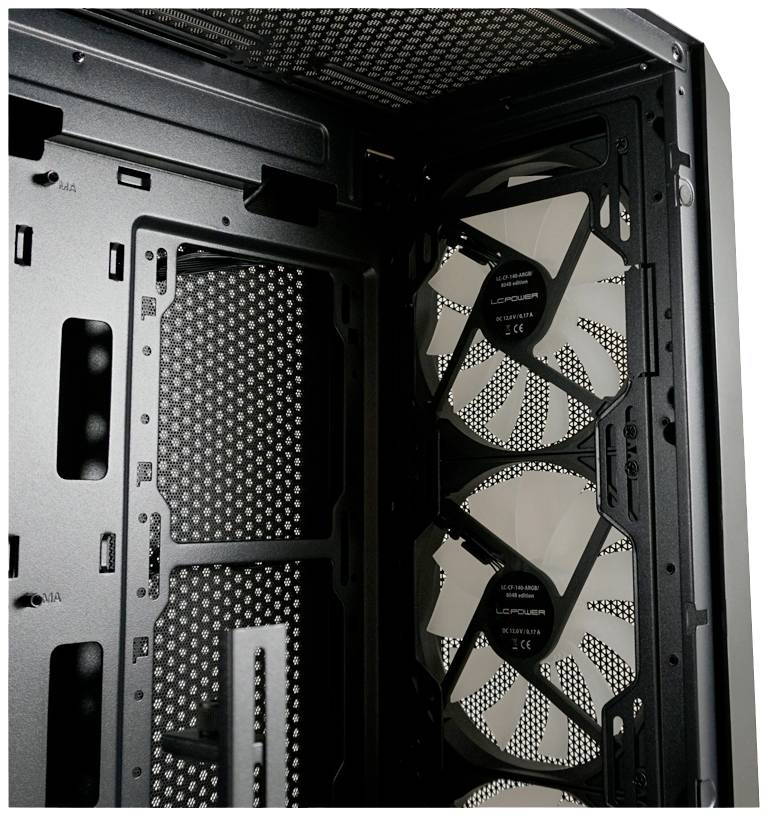 Binnenaanzicht van een computerbehuizing met drie ventilatoren zichtbaar. De ventilatoren zijn verticaal geplaatst.