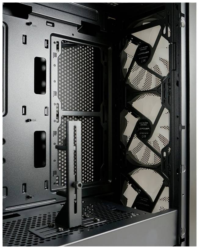 Binnenaanzicht van een computerbehuizing met drie geïnstalleerde ventilatoren en geperforeerde afdekking voor optimale luchtstroom.