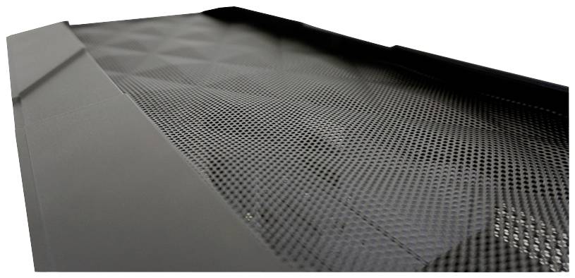 Close-up van een donker, geperforeerd rooster of behuizing met een geometrisch patroon, mogelijk onderdeel van een elektronisch apparaat of ventilator.