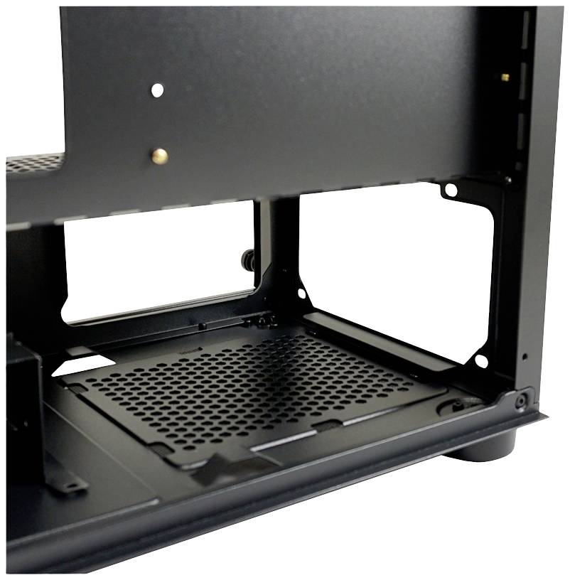 Computerbehuizing-interieur, onderste gedeelte met geperforeerde bodem voor ventilatie, zonder geïnstalleerde hardware.