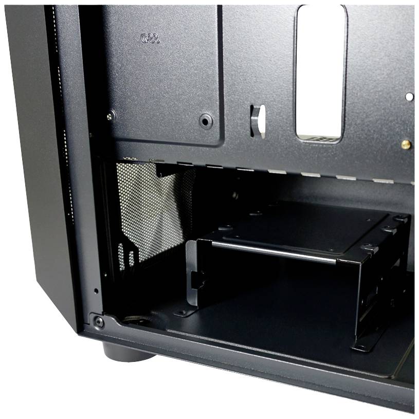 Een zwarte computerbehuizing toont de binnenkant zonder componenten met zichtbare montagegeleiders en kabelopeningen.