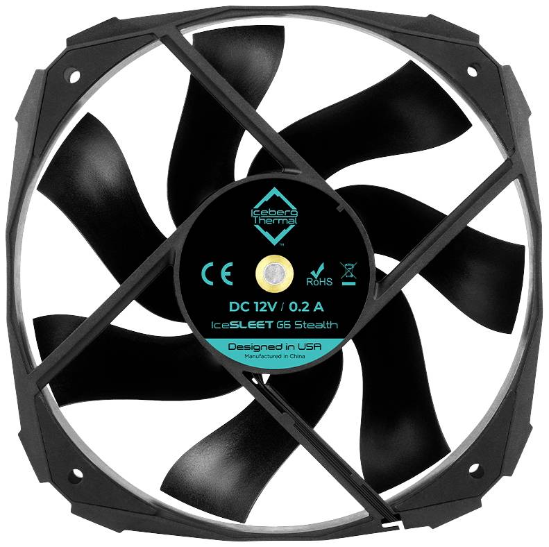Een zwarte computerventilator met negen bladen. Sticker in het midden toont technische specificaties en herkomstinformatie.