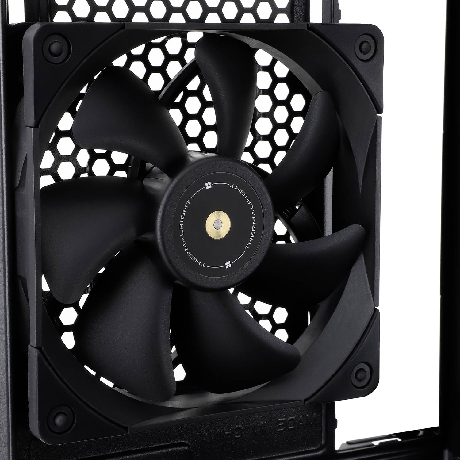Zwarte computerventilator in een rooster behuizing, toont de voorkant van een ventilator met vijf schoepen en centrale bevestiging.
