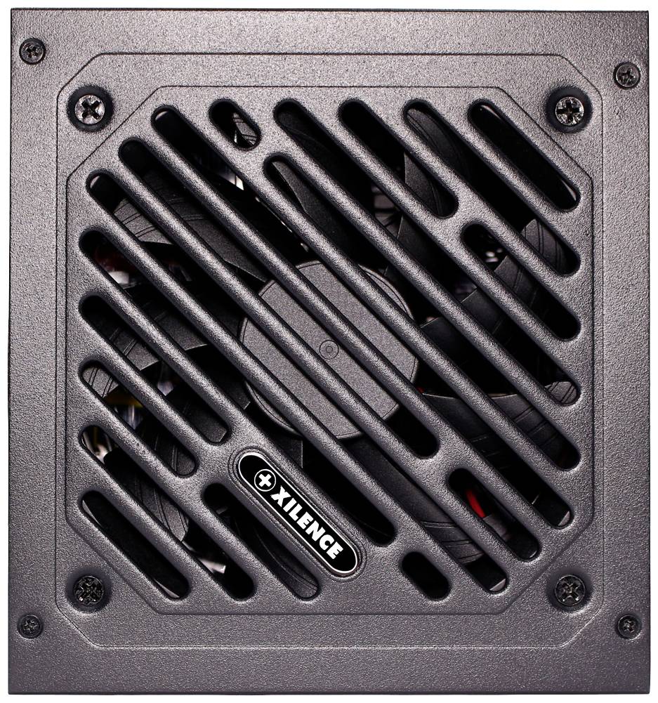 Een zwarte computer-voeding met een ventilatorrooster en het Xilence-merklogo in het midden.