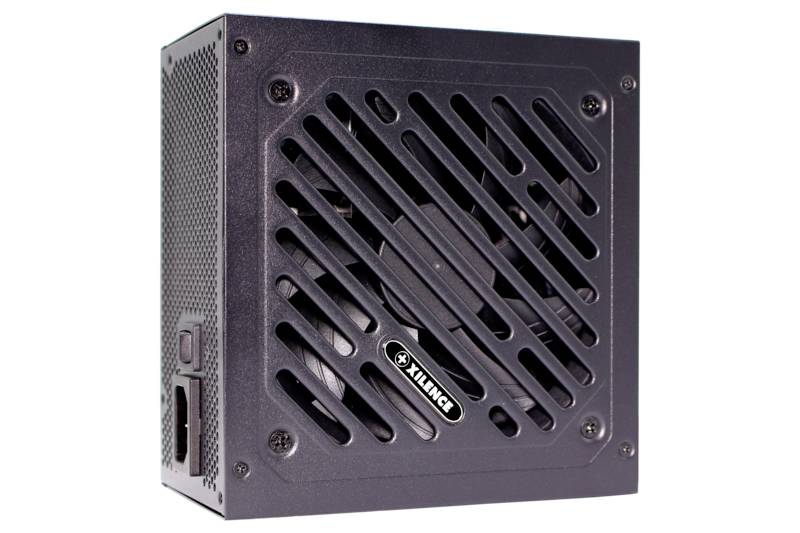 Een zwart computervoedingsbehuizing met ventilatiesleuven en een merklogo op de voorkant, toont robuust design.