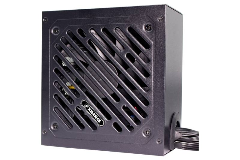 Een zwarte computervoeding met ventilatierooster en blootliggend stroomkabel is zichtbaar. Hij staat rechtop met een zichtbaar vastgeschroefde frontplaat.