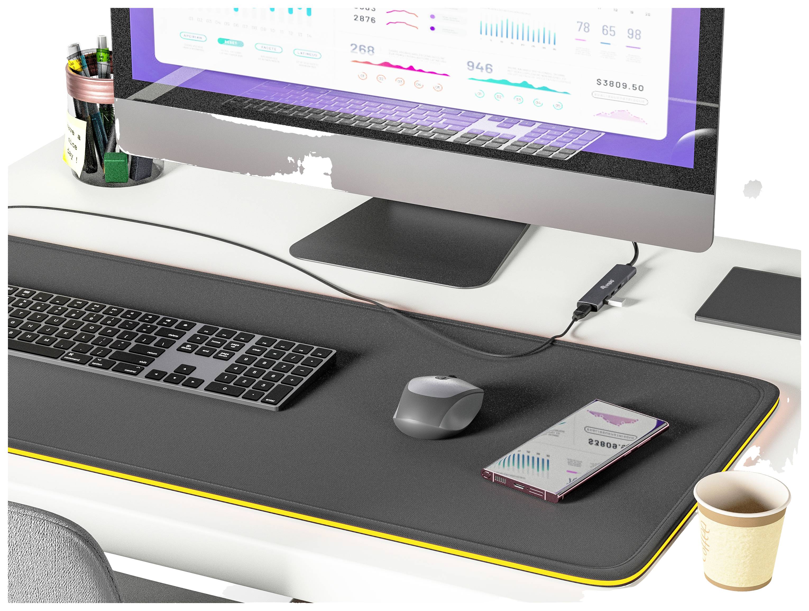 Een moderne bureau met een groot scherm, toetsenbord, muis, smartphone en een kopje koffie. Het scherm toont grafische gegevens.