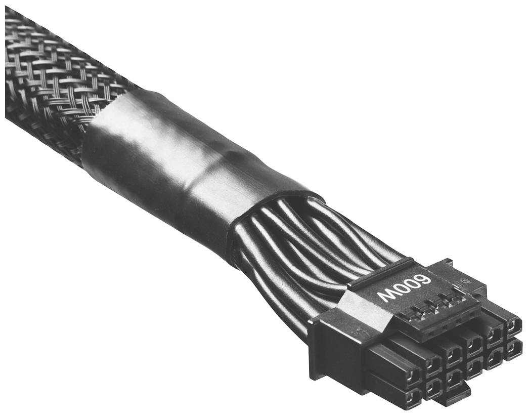 'Zwart, gevlochten PC-stroomkabel die eindigt met een 600W gemarkeerde stekker.'