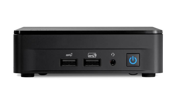 Een zwarte mini-pc van voren, met twee USB-poorten, een koptelefoonaansluiting en een blauwe netschakelaar.