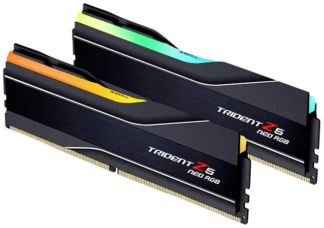 Twee RAM-modules met RGB-verlichting en de tekst 'Trident Z5 Neo RGB'. Ze zijn zwart met gekleurde strepen bovenaan.