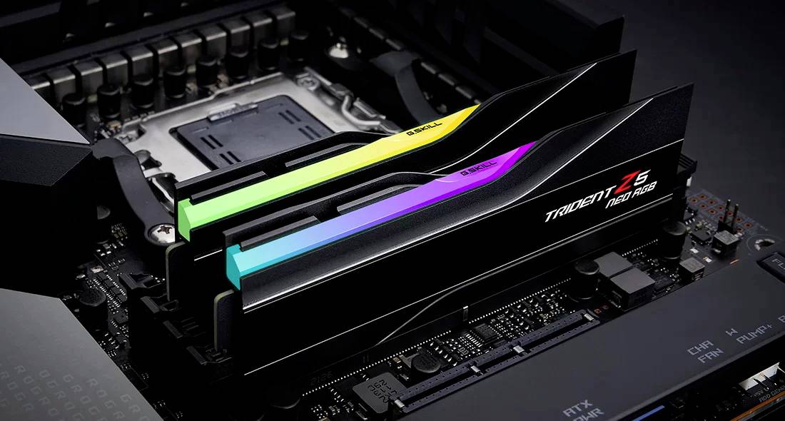 Twee kleurrijke RAM-modules in een moederbordslot. De geheugenmodules lichten op in regenboogkleuren en zijn ontworpen voor high-performance pc's.
